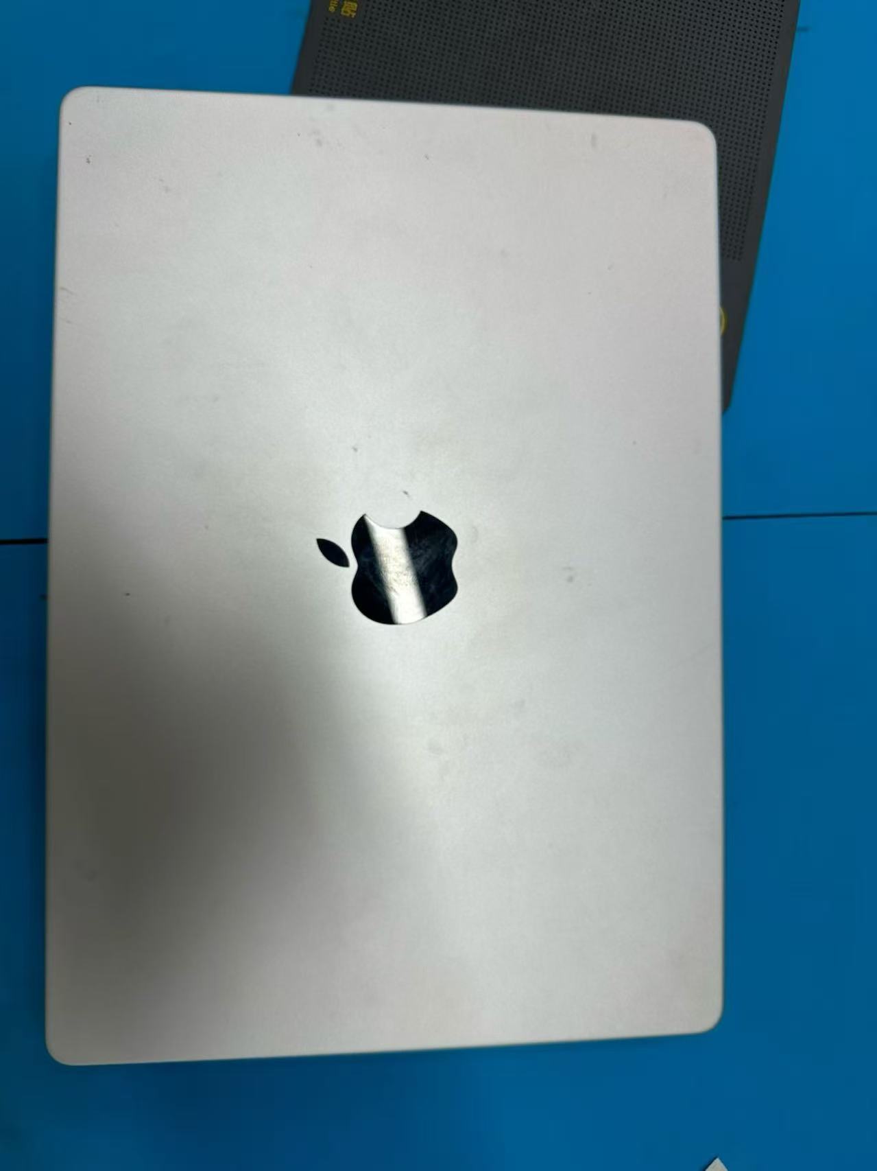 昆明笔记本维修中触控板排线与插座检查示意图
